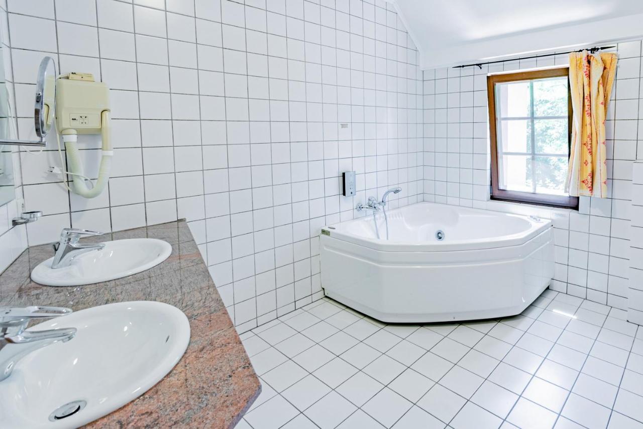 Отель Aux Tanneries De Wiltz Экстерьер фото